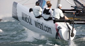 Roland Gäbler bei 20 Knoten Starkwind im Gewässer vor dem Oman. Der Vorschiffsmann trägt Helm. © Lloyd Images