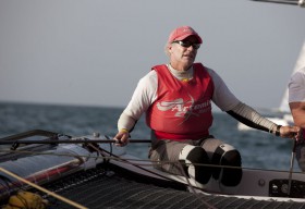 "Artemis"-Steuermann und Monohull-Spezialist Terry Hutchinson beweist, dass man auch mit 44 Jahren noch das Katamaransegeln lernen kann. Mit dem Hydraulik-Hebel pumpt er die Großschot dicht. © Lloyd Images