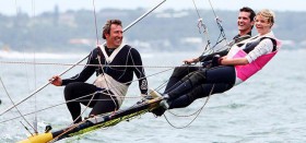 Jessica Watson segelt 18 Footer im Sydney Harbour. Klar, welche Farbe die Trapezhose der "Pink Lady" haben muss. © Frank Quealey / Ella Bache
