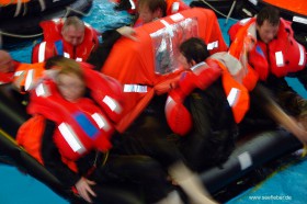 Alle Mann in die Rettungsinsel beim Training im Wellenbad. Beim Singen von Seemannsliedern kommt man sich näher. © www.seefieber.de