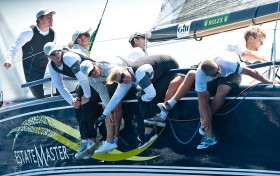 Lasersegler auf Abwegen. Der ISAF Weltsegler des Jahres Tom Slingsby (l.) liegt als Taktiker der "Esate Master" in Führung. © Rolex/Kurt Arigo