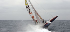 Faszinierend, schaurig. Der "Stecker" des 105 Fuß Trimarans "Sodebo" kurz nach dem Start zum Rekordversuch 2011. © Zedda/Sodebo