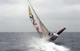 Faszinierend, schaurig. Der "Stecker" des 105 Fuß Trimarans "Sodebo" kurz nach dem Start. © Zedda/Sodebo