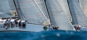 20 Farr 40 starten in Sydney. Die Yachten repräsentieren eine der renommiertesten Einheitsklassen weltweit. Die Eigner müssen steuern, die Zahl der Profis ist limitiert. © Rolex/Kurt Arigo