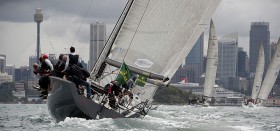 Wolfgang Schäfer segelt nach einem erfolgreichen ersten Tag bei der Farr 40 WM zurück in den Hafen von Sydney. © Rolex/Kurt Arigo