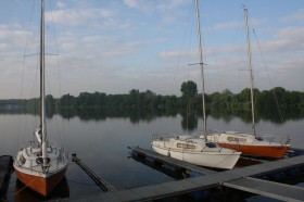 Varianta-Flotte am Duisburger Segel Club. Das Boot ist im Revier immer noch sehr populär. © C. Kemmling