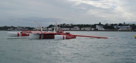 Der Mast ex ORMA60 Tris "Vodafone" ist von oben gekommen, als ein Want brach. © Team Vodafone Sailing/Colin Preston