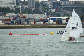 Der Mast des Vodafone-Tris wird an Land geschleppt. Die Match Racer sehen zu. © Team Vodafone Sailing/Colin Preston