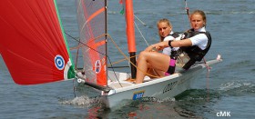 Jule und Lotta Görge gehören zu den besten deutschen Segeltalenten. Sie trainieren intensiv mit ihrem 29er in Kiel und hoffen auf die Wahl zur Olympiaklasse.© Marina Könitzer