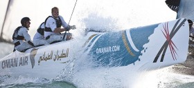 Splash und Kampf auf dem zweiten Oman-Kat, den Loick Peyron in der vergangenen Saison gesteuert hat. Ex Puma-Mann Sidney Gavignet liegt mit "Oman Air" auf Rang sechs. © Lloyd Images
