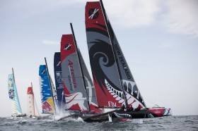 Bei Starkwind segeln die Extreme 40 Kats gerefft. Hier erwischt Dean Barker einen exzellenten Start in Luv. © Lloyd Images