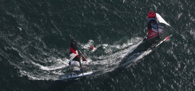 Das Wirsol-Team mit den beiden Deutschen Gäbler und Walther an Bord folgt dem Team New Zealand um die Tonne. © Lloyd Images