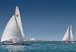 Nur 40 Sekunden zwischen dem 2. und 3. Platz. Kurz vor dem Ziel lässt der Brite den Polen passieren. ©Ainhoa Sanchez/VELUX 5 OCEANS