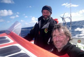 Kito de Pavant (r.) und Sébastien Audigane habensehr stark gesegelt, aber nun hat ihr Boot nicht mehr gehalten. © FNOB
