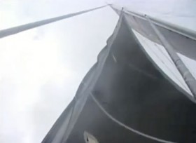 Nicht schön, aber besser als gar nichts. Im Video zeigt Ryan Breymaier, dass sie die Solent-Fock zumindest raumschots wieder gesetzt werden kann.