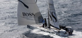 Da glitschte "Hugo Boss" noch. Inzwischen wurde das schwarzweiße Schiff schwer vom Schicksal getroffen. © FNOB