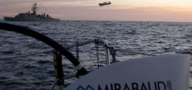Die argentinische Fregatta "Ganville" wird von einem Orion Flugzeug der Marine zur "Mirabaud" geführt. © FNOB