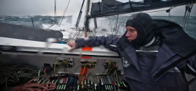 Miese Laune bei "Hugo Boss" Skipper Wouter Verbraak als er noch segeln durfte. Fast alle Segel sind kaputt. © FNOB