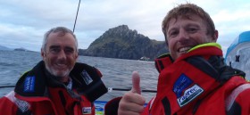 Loick Peyron und Jean Pierre Dick freuen sich mit Kap Horn im Rücken. Ganz schön nah rangefahren! © FNOB