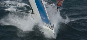 Die zweitplatzierte "Mapfre" musste ihrem Höllenritt durch den Pazifik Tribut zollen und hinter dem Kap Horn einen Schaden reparieren. © FNOB