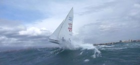 Schoten dicht und drüber. Britische Nachwuchs 470er Segler zeigen einen anmutigen Sprung über die Palma-Brecher. © Team GBR