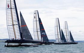 Vier AC45 reihen sich für einen Amwind Testschlag auf. "Artemis" experimentiert mit einem größeren Vorsegel. © Ivor Wilkins/America's Cup