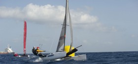 Erster an der Luvtonne vor dem Finnen mit Kat-Lehrer Christian Sach an der Vorschot. Weit nach hinten hängen, Fockschot lösen... © Team Finnland