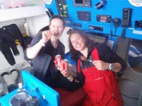 Schokolade und Cola. Die Frauencrew belohnt sich nach ein paar härteren Stunden auf See. © Anna-Hannah