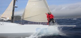 Atlantik bezwungen. Anna Maria Renken und Hannah Jenner in der klassischen Bug-Pose vor Horta. © Anna-Hannah