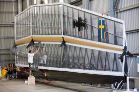 Auch das schwedische Artemis-Team hat sein neues Boot erhalten und bringt das Flügelsegel in Form. © Cameron/TNZ