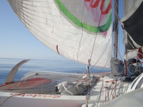 Die Luft ist raus. Der Gennaker hängt schlaff in der Flaute. Die Rekordfahrt scheitert. © Team Sodebo