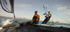 SegelReporter auf Kurs. Kat-Novize mit der Pinne in der Hand unter Gennaker. Nicht einfach, den richtigen Winkel zu treffen. © SegelReporter.com