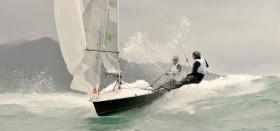 Ex Weltmeister Mike Martin und Geoff Ewenson reiten die Welle vor Hamilton Island. © Christophe Favreau