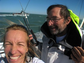 Das Skipper-Paar hat das Abenteuer überstanden. Die argentinische Marine begrüßt sie vor Mar del Plata. © Mirabaud