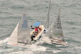 Pfadfinder-Start bei der WM. Das Motorboot fährt dem "Hasen" hinterher. Der Rest der Flotte muss hinter dem Gummiboot passieren. © Christophe Favreau/SAP Worlds