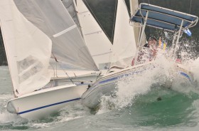 Chaos beim Start. Eine Five kollidiert mit dem Motorboot, das hinter dem Pfadfinder herfährt. Der Start wird abgebrochen. © Christophe Favreau