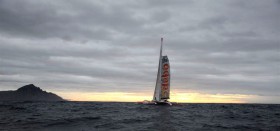 Boris Herrmann fotografiert den Trimaran "Sodebo" vor dem Kap Horn. Kurz danach kommt das Solent-Vorsegel von oben. © borisherrmannracing.com
