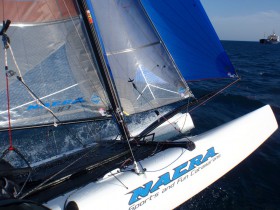 Vor dem Wind steht man normalerweise nicht im Trapez. Aber für mich zeigt Andreas, was in seinem Nacra 18 steckt. © C. Kemmling