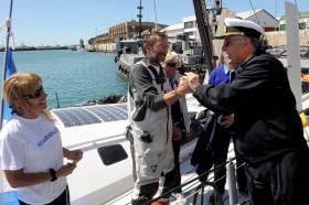 Dominique Wavre bedankt sich herzlich bei dem argentinischen Marine-Kommandeur für die geleistete Hilfe. © Mirabaud