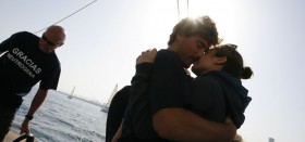 Seemannsbraut und die See... Boris Herrmann herzt seine neue spanische Freundin Arianna nach der Ziellinie. © FNOB