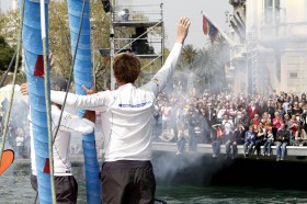 Netter Empfang in Barcelona. Die Spanier begrüßen die Seehelden, die drei Monate auf dem Wasser waren. © Nico Martinez/barcelonaworldrace.org