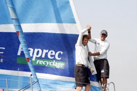 Jean Pierre Dick (l) siegt zum zweiten Mal beim Barcelona World Race. Diesmal freut er sich mit Partner Loïck Peyron. © Nico Martinez/barcelonaworldrace.org