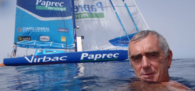 Loïck Peyron ist immer für einen Spaß zu haben. Kurz vor den Sieg beim Barcelona World Race nimmt er noch einen Bad bei Flaute. © FNOB
