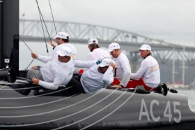 Athleten benötigt. Der kleine Einheits-Cupper wird von den Testcrews als "körperlich sehr anspruchsvoll" beschrieben. © Gilles Martin-Raget/www.americascup.com