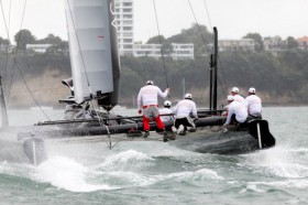 Die Australier haben bei Starkwind mit dem AC 45 trainiert. Vor dem Wind wird das starre Segelprofil auf maximale Tiefe eingestellt. © Gilles Martin-Raget/www.americascup.com