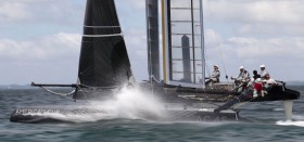 Das Oracle Team puscht den neuen AC45-Katamaran zu Höchstgeschwindigkeiten. © Gilles Martin-Raget/www.americascup.com