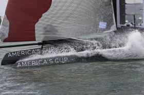 Der Gennaker macht dem AC45 ordentlich Druck. Der Leeschwimmer taucht unter Wasser. © Gilles Martin-Raget/www.americascup.com