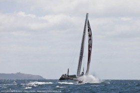 Spektakulär und schnell. AC45 unter Gennaker bei starkem Wind. © Gilles Martin-Raget/www.americascup.com