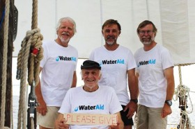 Die betagte "Antiki"-Crew auf ihrem Floß. Für "WaterAid" und sich selbst über den Atlantik. © Antiki