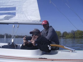 Der Rest der Crew testet die optimalen Sitzpositionen bei Flaute aus und hält die wichtigen Szenen für die Nachwelt fest. © N. Ahrberg